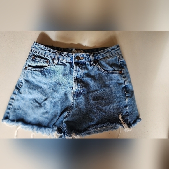 Pull & Bear Women's Denim Shorts Size 6. - Picture 6 of 7